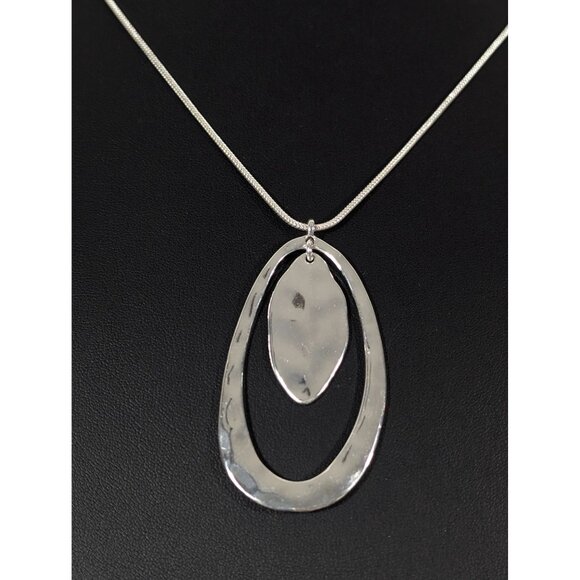 Liz Claiborne Hammered Silver Tone Teardrop Pendant Necklace Boho Chic 32" - Picture 1 of 10